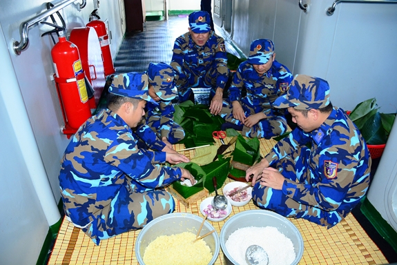 Gói bánh chưng trên tàu.